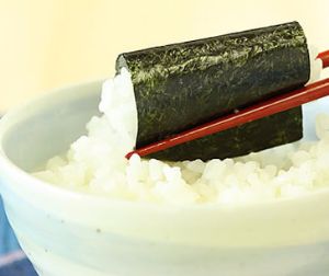 海苔でご飯を巻いている