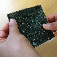 海苔を半分に割っている