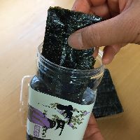 ボトルの中に海苔を入れている
