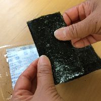 海苔をさらに半分に割っている