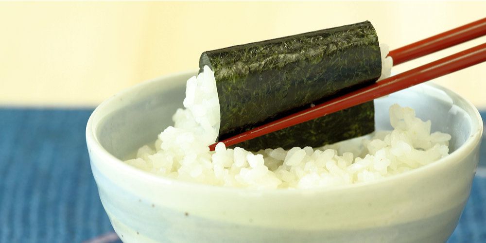 塩海苔を巻いたおにぎり