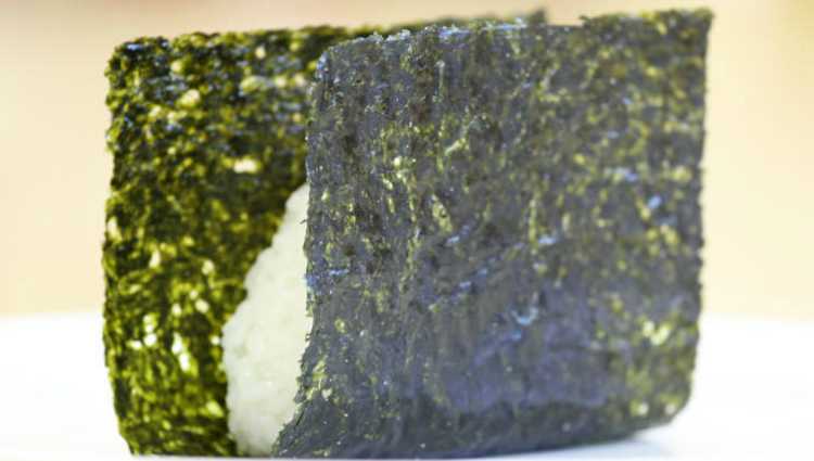 塩海苔を巻いたおにぎり